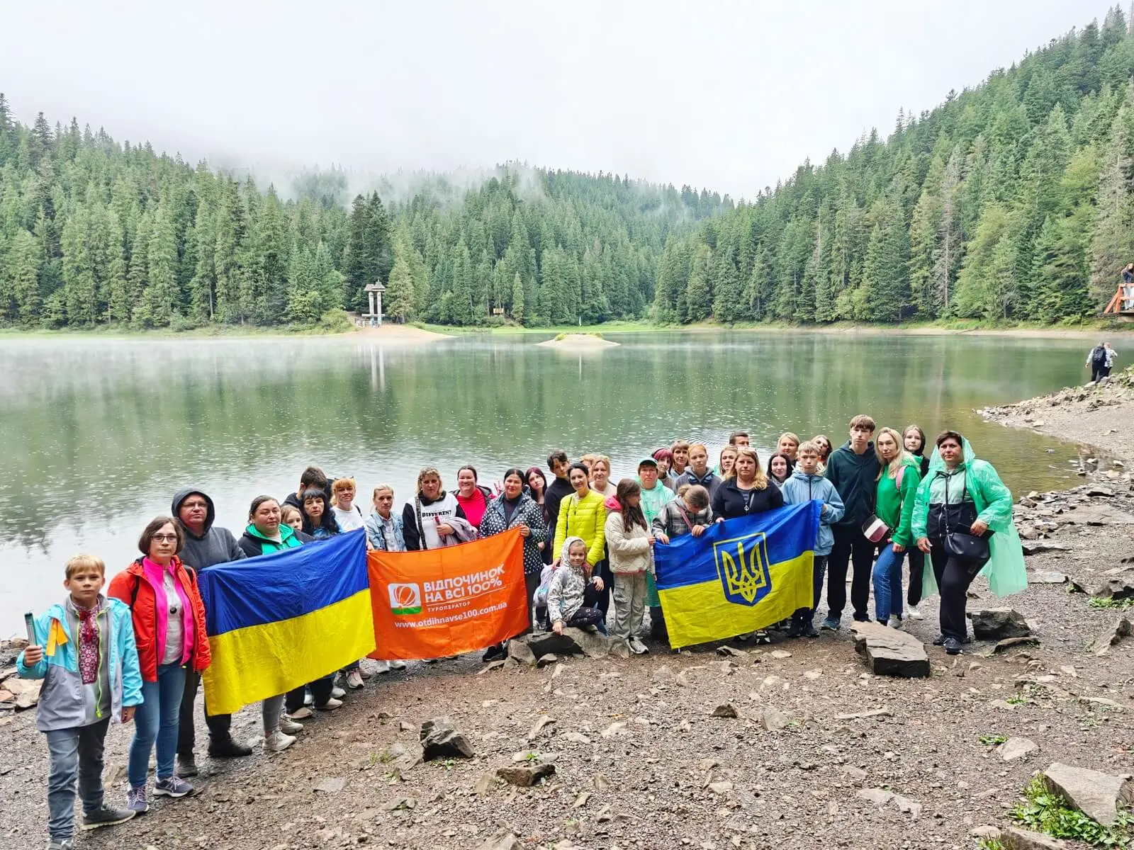 Група туристів біля гірського озера