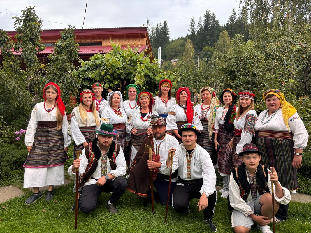 Група туристів у гуцульському вбранні восени